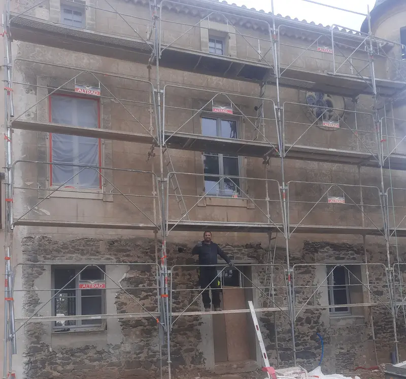 Façade du château de Pézenas sous échafaudage, pendant les travaux d'enduit à la chaux