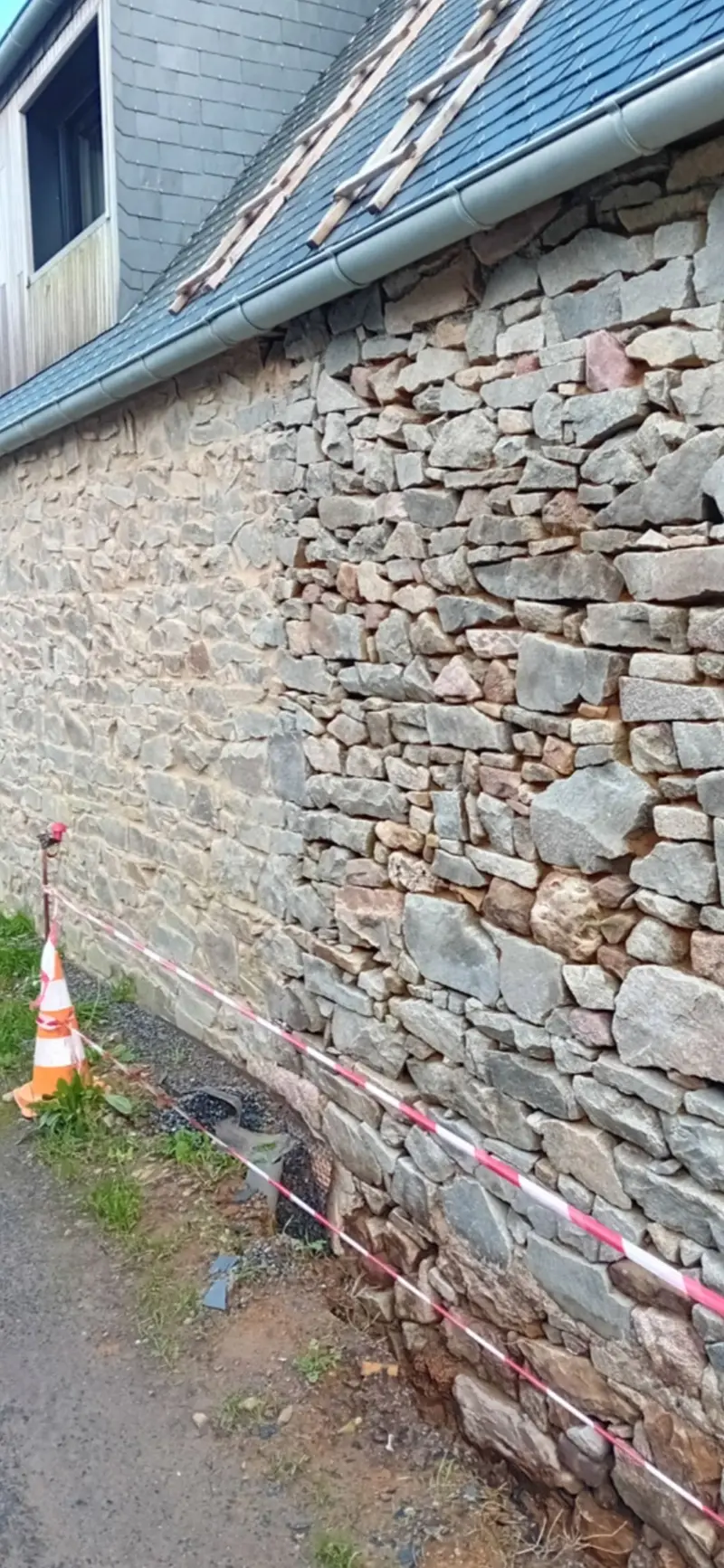 Mur en pierre à Millau, joints refaits à la chaux à gauche et joints dégarnis à droite